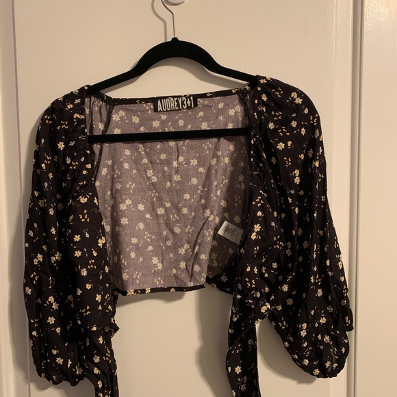 Front wrap floral blouse - Picture 2 of 2